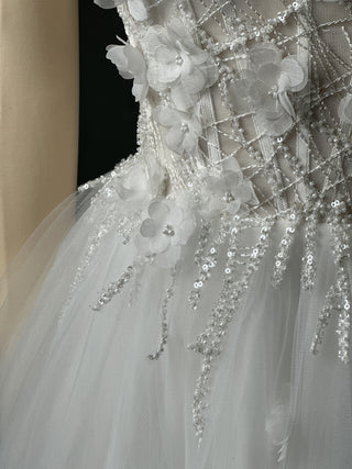 Luxuriöses Brautkleid mit floraler Spitze in A-Linie und schulterfreiem