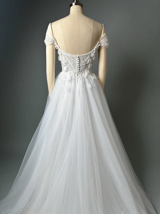 Luxuriöses Brautkleid mit floraler Spitze in A-Linie und schulterfreiem