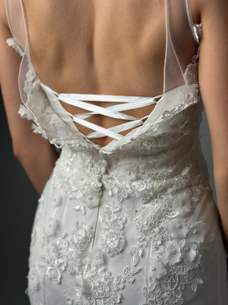 Meerjungfrau-Brautkleid aus Spitze mit V-Ausschnitt und offenem Rücken
