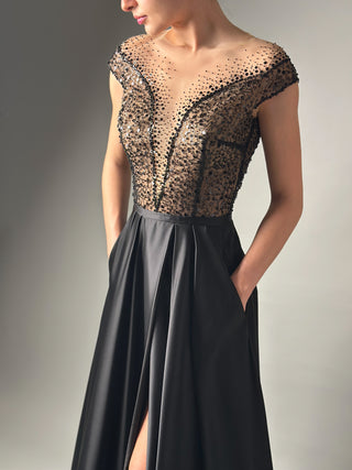 Schwarzes Brautkleid mit alternativem Illusionsausschnitt und Taschen