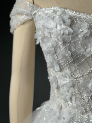 Luxuriöses Brautkleid mit floraler Spitze in A-Linie und schulterfreiem