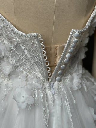 Luxuriöses Brautkleid mit floraler Spitze in A-Linie und schulterfreiem