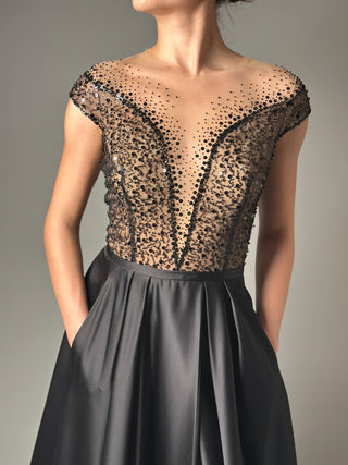Schwarzes Brautkleid mit alternativem Illusionsausschnitt und Taschen