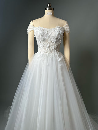 Luxuriöses Brautkleid mit floraler Spitze in A-Linie und schulterfreiem