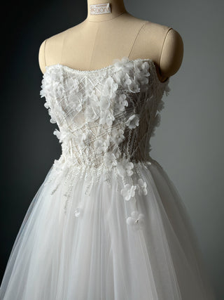 Luxuriöses Brautkleid mit floraler Spitze in A-Linie und schulterfreiem