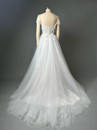 Luxuriöses Brautkleid mit floraler Spitze in A-Linie und schulterfreiem