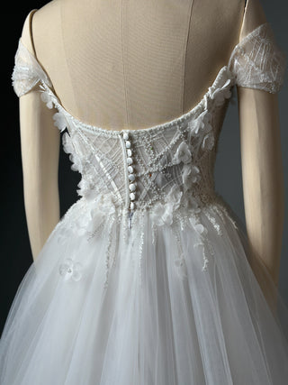 Luxuriöses Brautkleid mit floraler Spitze in A-Linie und schulterfreiem
