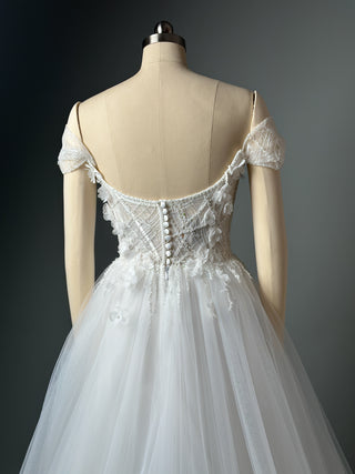 Luxuriöses Brautkleid mit floraler Spitze in A-Linie und schulterfreiem