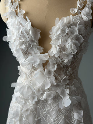 Kurzes Brautkleid mit Blumenspitze, Mini