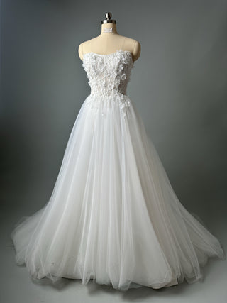 Luxuriöses Brautkleid mit floraler Spitze in A-Linie und schulterfreiem