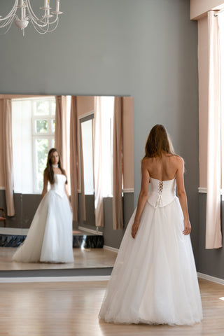 Trägerloses Korsett-Brautkleid mit baskischer Taille Adelle
