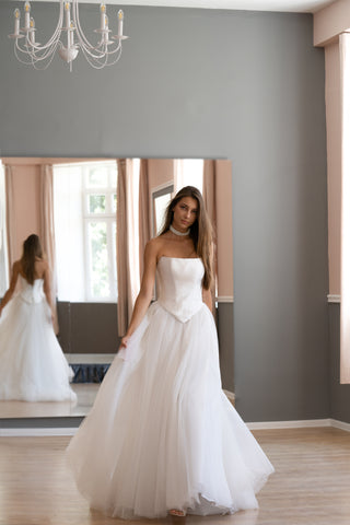 Trägerloses Korsett-Brautkleid mit baskischer Taille Adelle