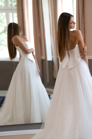 Trägerloses Korsett-Brautkleid mit baskischer Taille Adelle