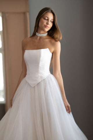 Trägerloses Korsett-Brautkleid mit baskischer Taille Adelle