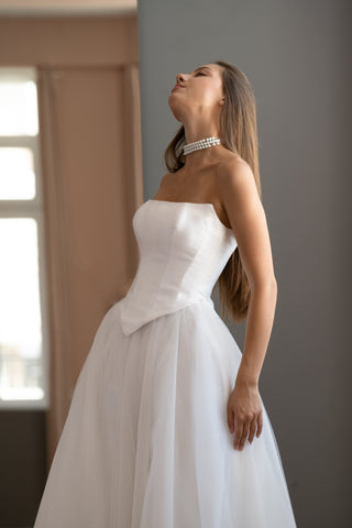 Trägerloses Korsett-Brautkleid mit baskischer Taille Adelle