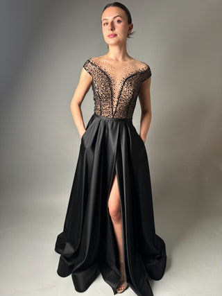 Schwarzes Brautkleid mit alternativem Illusionsausschnitt und Taschen