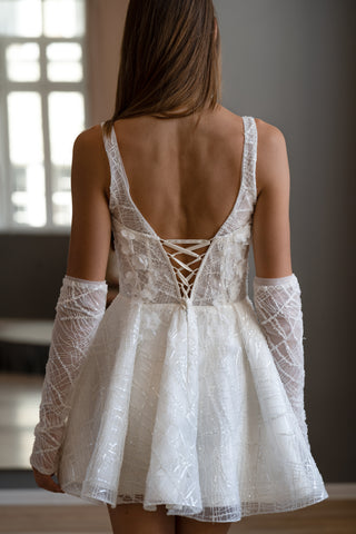 Kurzes Spitzen-A-Linien-Brautkleid mit Mini-Daisy