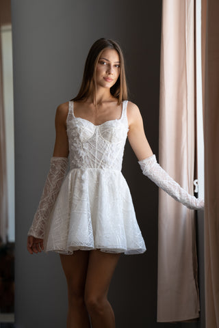 Kurzes Spitzen-A-Linien-Brautkleid mit Mini-Daisy
