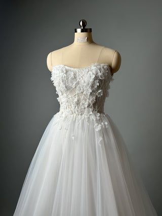 Luxuriöses Brautkleid mit floraler Spitze in A-Linie und schulterfreiem