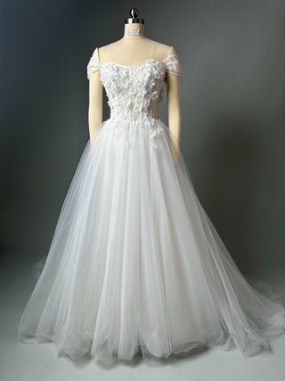 Luxuriöses Brautkleid mit floraler Spitze in A-Linie und schulterfreiem