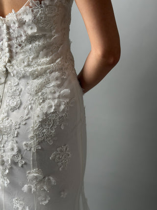 Meerjungfrau-Brautkleid aus Spitze mit V-Ausschnitt und offenem Rücken