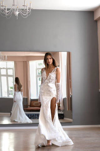 Modernes Brautkleid im Meerjungfrau-Stil mit Blumenmuster und offenem Rücken und tiefem V-Ausschnitt