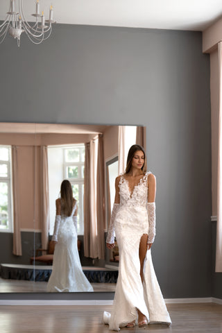 Modernes Brautkleid im Meerjungfrau-Stil mit Blumenmuster und offenem Rücken und tiefem V-Ausschnitt