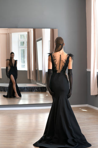 Schwarzes Gothic-Meerjungfrauenkleid Mary aus Spitze mit tiefem V-Ausschnitt