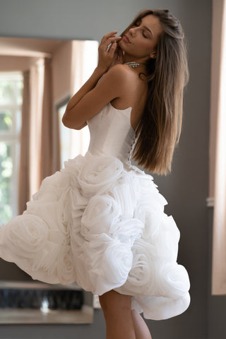 Brautkleid Sophia aus geblümtem Organza mit baskischer Taille und Korsett