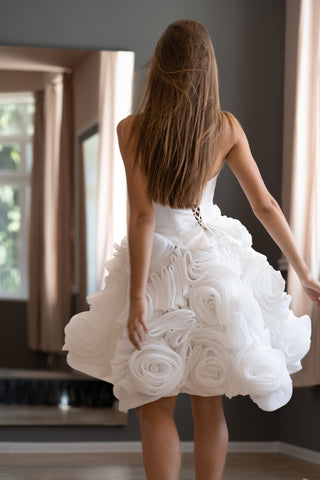 Brautkleid Sophia aus geblümtem Organza mit baskischer Taille und Korsett