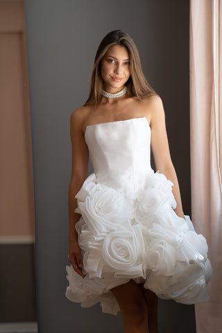 Brautkleid Sophia aus geblümtem Organza mit baskischer Taille und Korsett
