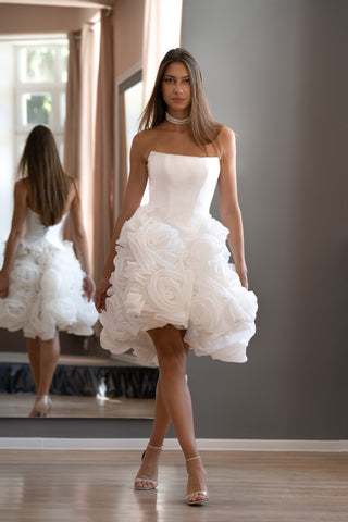 Brautkleid Sophia aus geblümtem Organza mit baskischer Taille und Korsett