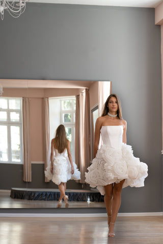 Brautkleid Sophia aus geblümtem Organza mit baskischer Taille und Korsett
