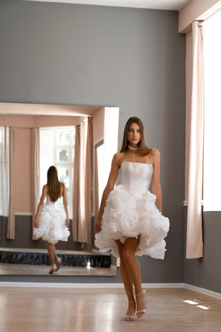 Brautkleid Sophia aus geblümtem Organza mit baskischer Taille und Korsett
