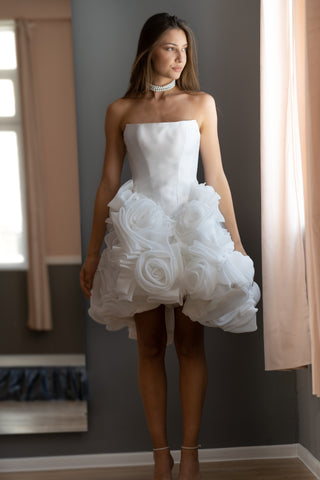 Brautkleid Sophia aus geblümtem Organza mit baskischer Taille und Korsett